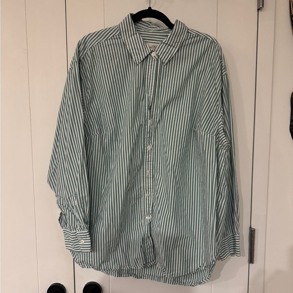 Universal Thread Women's Green and White Striped Button Down Shirt